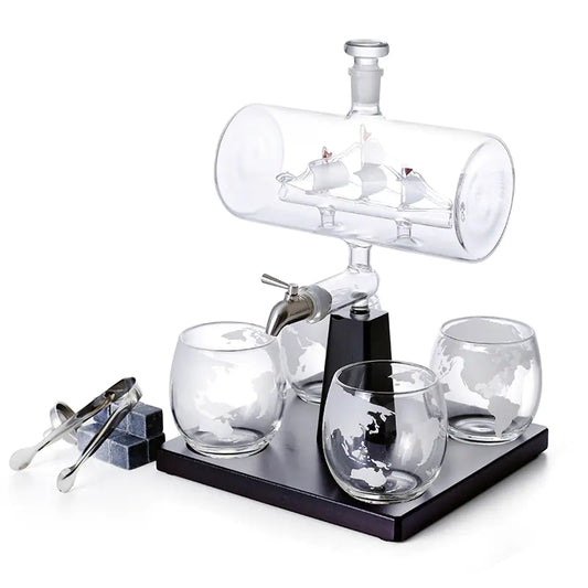 Weinbehälter aus Glas in Segelbootform